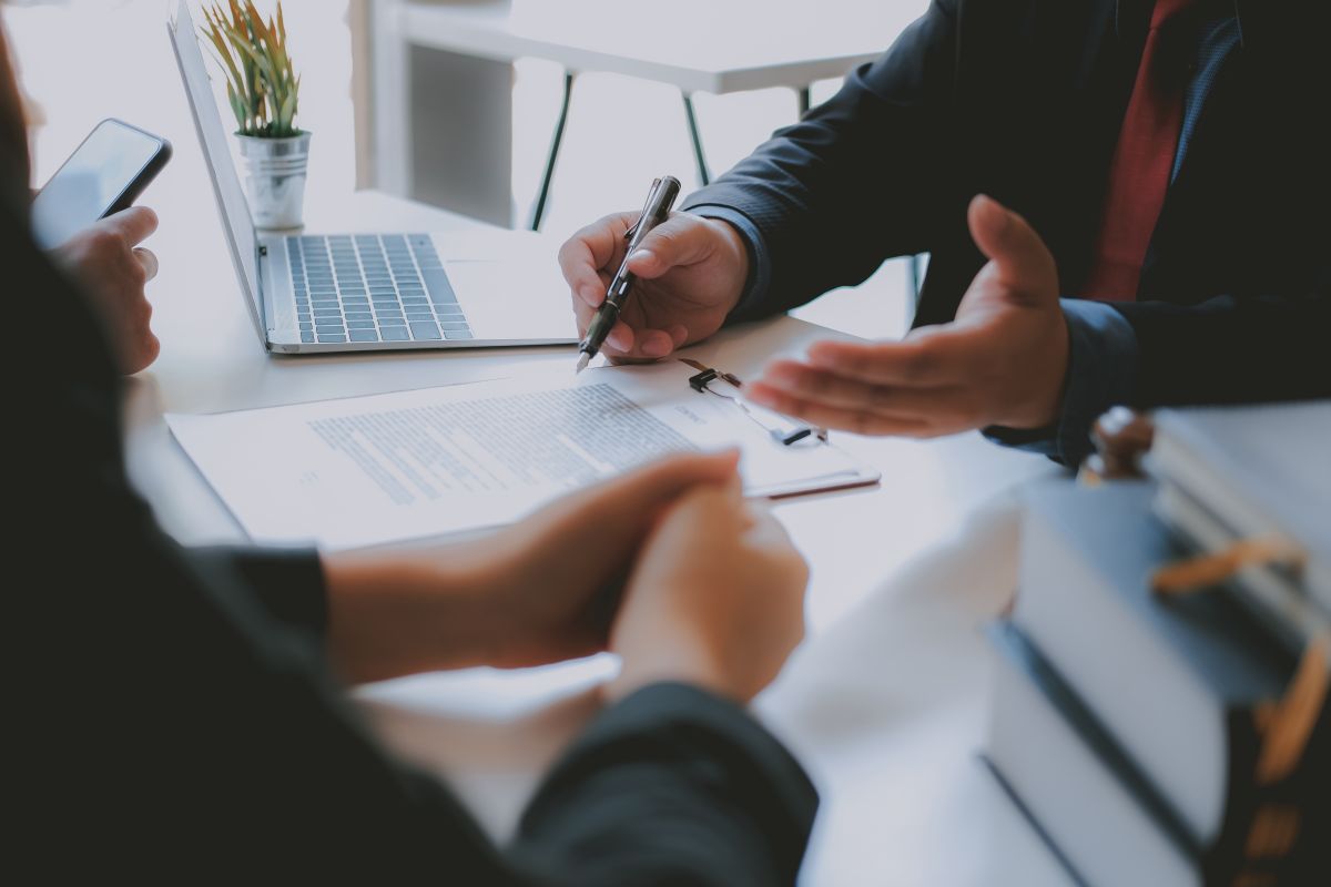 An expert advisor providing somebody with advice at a desk