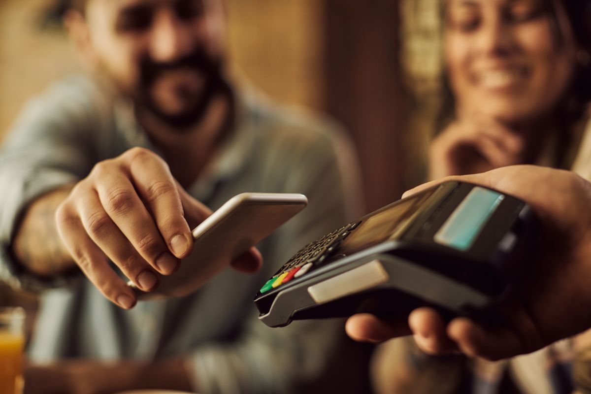 A diner at a restaurant pays using his phone