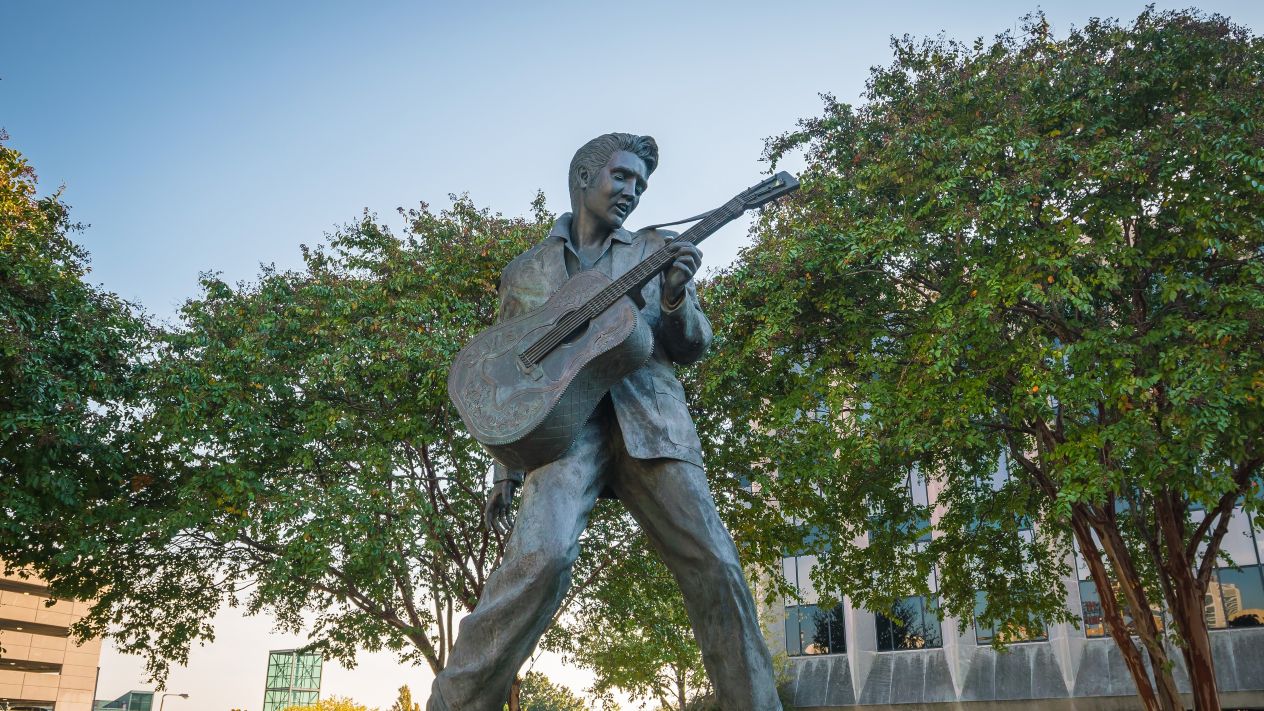 Elvis Presley statue in Elvis Presley Plaza, Memphis, Tennessee